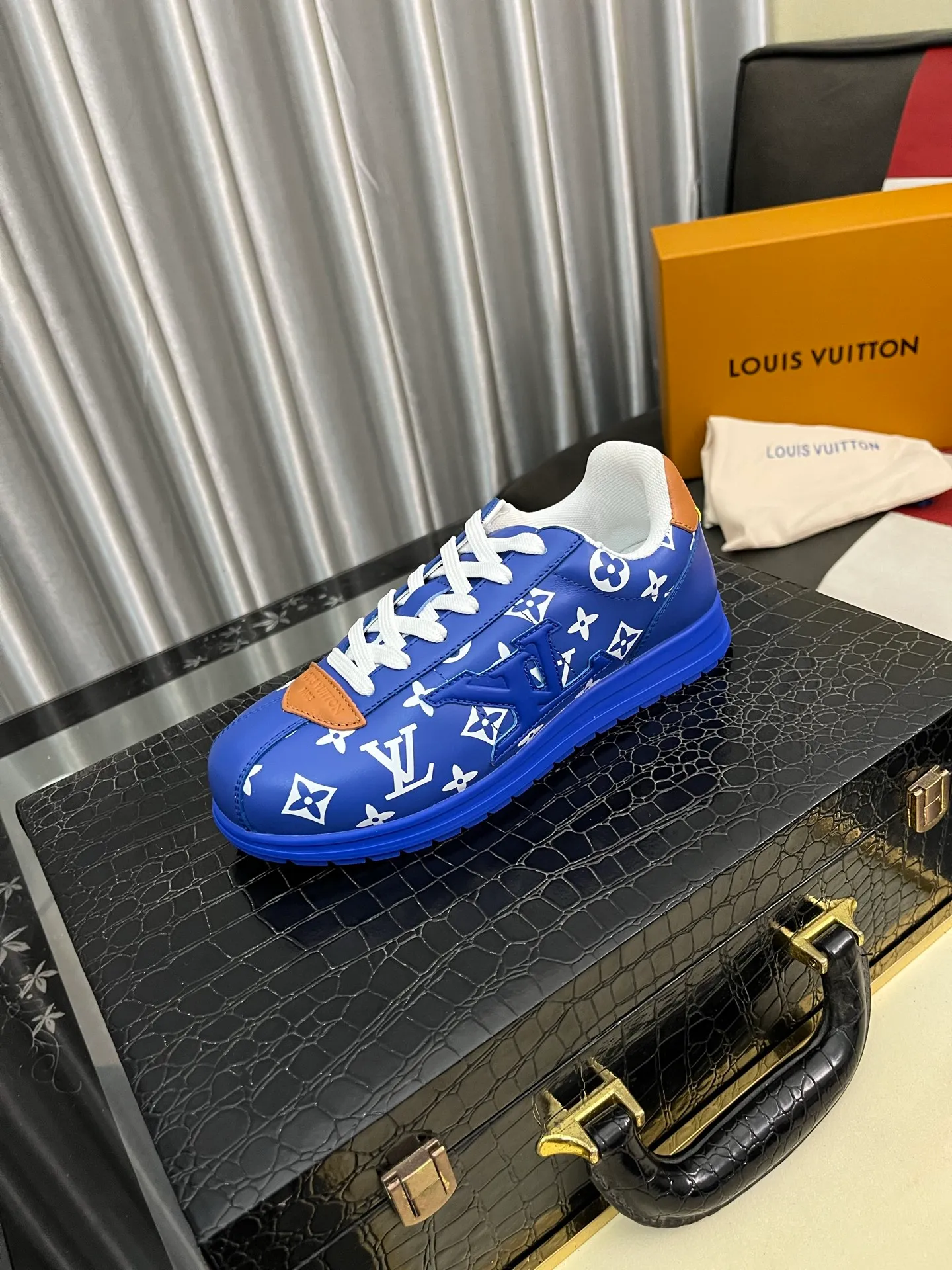 Men's shoes 💰700⌚️⌚️LV TARINE Louis Vuitton x Tyler joint model Donkey brand L family embossed couple style casual sneakers skate shoes original purchase and development This LV Trainer sneaker comes from the Louis Vuitton and Tyler collaboration series. The Monogram pattern and brand logo are transformed into nubuck calf leather embossing and side decoration respectively, witnessing the artist's creative interpretation of classic elements. The deep tones accentuate the complex upper, which requires hours of craftsmanship to complete. Exquisitely packaged at the delivery counter🛍📦 ▪️Fabrics: Original customized first-layer cowhide ▪️Inner lining: Original customized breathable mesh ▪️Outsole: Original open-molded two-color TPU combination outsole ▪️Sole thickness: 3CM ▪️Size: Women's 35-40 / Men's 38-46